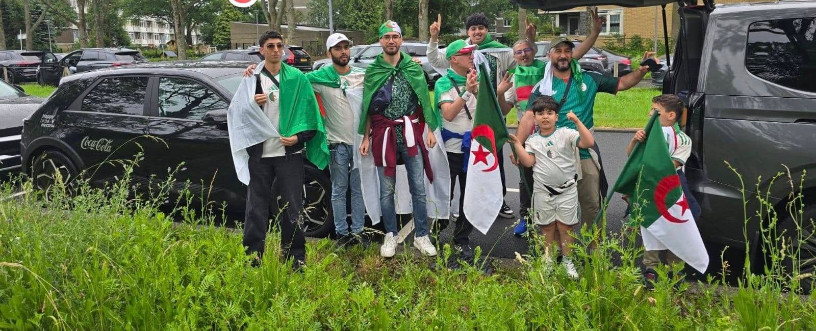 Eine Gruppe aus Darmstadt mit algerischen Flaggen, Erwachsene und Kinder, vor dem Spiel Algerien gegen die Niederlande