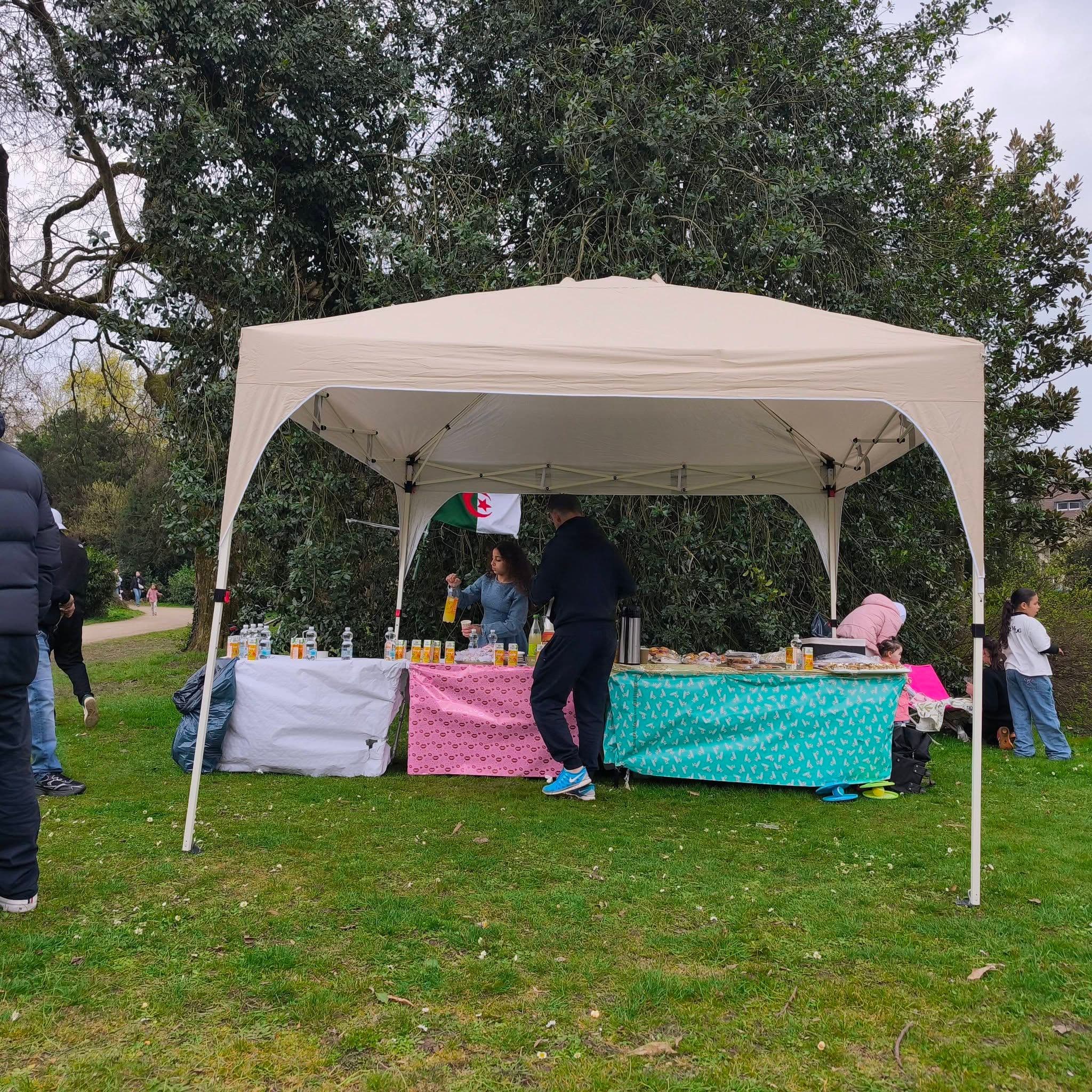 Ein Pavillon mit gedeckten Tischen bei einem Fest im Park