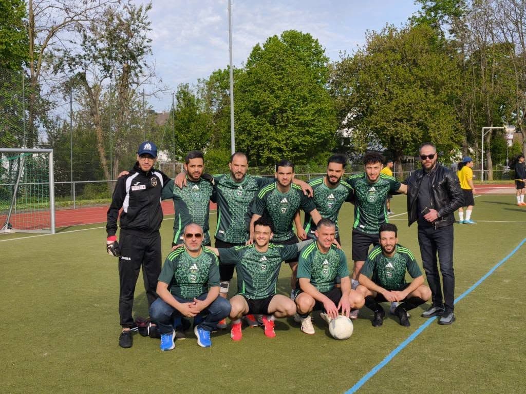 Eine Fußballmannschaft in grünen Trikots auf dem Platz