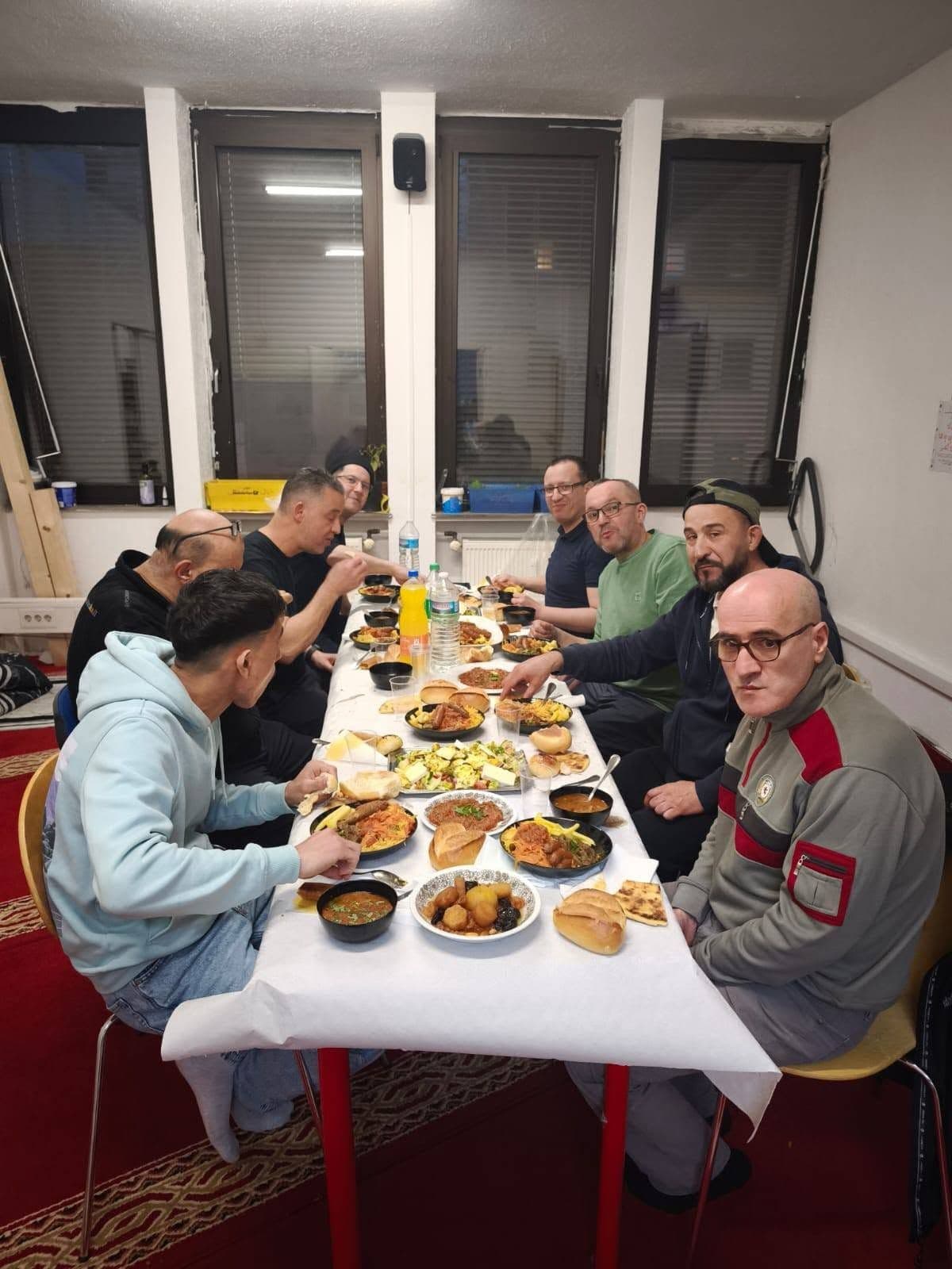 Mitglieder im Gespräch beim gemeinsamen Essen